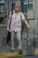 PEOPLE - Tom Felton landet mit einer Gitarre in Vancouver