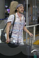 PEOPLE - Tom Felton landet mit einer Gitarre in Vancouver
