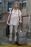 PEOPLE - Tom Felton landet mit einer Gitarre in Vancouver