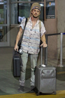 PEOPLE - Tom Felton landet mit einer Gitarre in Vancouver