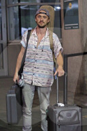 PEOPLE - Tom Felton landet mit einer Gitarre in Vancouver