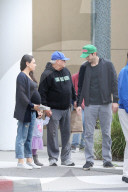 PEOPLE - Mila Kunis und Ashton Kutcher mit Klein Wyatt in Beverly Hills unterwegs