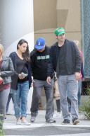 PEOPLE - Mila Kunis und Ashton Kutcher mit Klein Wyatt in Beverly Hills unterwegs