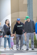 PEOPLE - Mila Kunis und Ashton Kutcher mit Klein Wyatt in Beverly Hills unterwegs