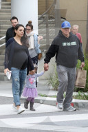 PEOPLE - Mila Kunis und Ashton Kutcher mit Klein Wyatt in Beverly Hills unterwegs
