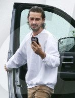 PEOPLE -  Shia LaBeouf beim Facetime-Call in Sherman Oaks