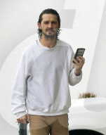 PEOPLE -  Shia LaBeouf beim Facetime-Call in Sherman Oaks