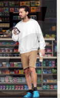 PEOPLE -  Shia LaBeouf beim Facetime-Call in Sherman Oaks
