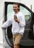 PEOPLE -  Shia LaBeouf beim Facetime-Call in Sherman Oaks