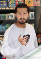 PEOPLE -  Shia LaBeouf beim Facetime-Call in Sherman Oaks
