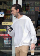 PEOPLE -  Shia LaBeouf beim Facetime-Call in Sherman Oaks