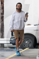 PEOPLE -  Shia LaBeouf beim Facetime-Call in Sherman Oaks