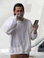 PEOPLE -  Shia LaBeouf beim Facetime-Call in Sherman Oaks