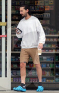 PEOPLE -  Shia LaBeouf beim Facetime-Call in Sherman Oaks