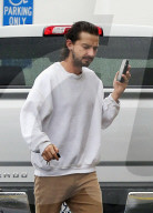 PEOPLE -  Shia LaBeouf beim Facetime-Call in Sherman Oaks