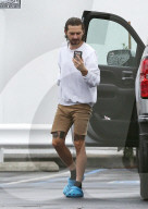 PEOPLE -  Shia LaBeouf beim Facetime-Call in Sherman Oaks