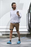 PEOPLE -  Shia LaBeouf beim Facetime-Call in Sherman Oaks