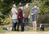 PEOPLE - Die TOWIE Girls spazieren in Essex herum