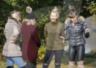 PEOPLE - Die TOWIE Girls spazieren in Essex herum