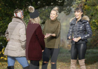 PEOPLE - Die TOWIE Girls spazieren in Essex herum