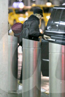 EXKLUSIV - Scarlett Johansson 'undercover' am Flughafen JFK