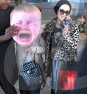 EXKLUSIV - Cry-Baby: Kelly und Sharon Osbourne 'total aufgelöst' am Flughafen von LA