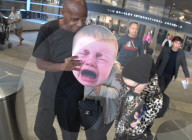 EXKLUSIV - Cry-Baby: Kelly und Sharon Osbourne 'total aufgelöst' am Flughafen von LA