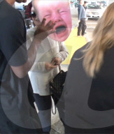 EXKLUSIV - Cry-Baby: Kelly und Sharon Osbourne 'total aufgelöst' am Flughafen von LA