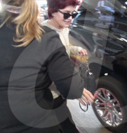 EXKLUSIV - Cry-Baby: Kelly und Sharon Osbourne 'total aufgelöst' am Flughafen von LA