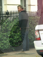 EXKLUSIV - London: Ein Obdachloser pinkelt an Madonnas Hecke