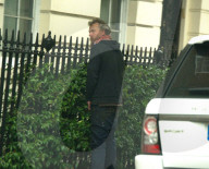 EXKLUSIV - London: Ein Obdachloser pinkelt an Madonnas Hecke