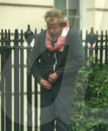 EXKLUSIV - London: Ein Obdachloser pinkelt an Madonnas Hecke