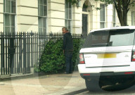 EXKLUSIV - London: Ein Obdachloser pinkelt an Madonnas Hecke