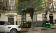 EXKLUSIV - London: Ein Obdachloser pinkelt an Madonnas Hecke