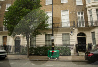 EXKLUSIV - London: Ein Obdachloser pinkelt an Madonnas Hecke