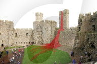 FEATURE - 'Weeping Window' Mohnblumen Installation am Caernarfon Castle