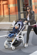 PEOPLE - Hilaria Baldwin schiebt Klein Rafael durch die Nachbarschaft