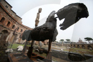 NEWS - Rom: Pferde Installation von Gustavo Aceves vor dem Kollosseum