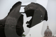 NEWS - Rom: Pferde Installation von Gustavo Aceves vor dem Kollosseum