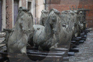 NEWS - Rom: Pferde Installation von Gustavo Aceves vor dem Kollosseum