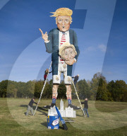 NEWS - Kent setzt Donald Trump 'unter Feuer'