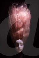 NEWS - Haarig! Ausstellung 'Hair by Sam McKnight' in London