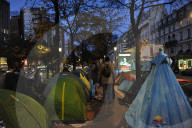 NEWS - Paris: Flüchtlinge campieren illegal mitten auf der Strasse