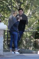 PEOPLE - Schauspieler Bob Saget turtelt im Disneyland