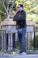 PEOPLE - Schauspieler Bob Saget turtelt im Disneyland