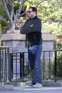 PEOPLE - Schauspieler Bob Saget turtelt im Disneyland