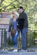 PEOPLE - Schauspieler Bob Saget turtelt im Disneyland