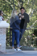 PEOPLE - Schauspieler Bob Saget turtelt im Disneyland
