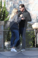 PEOPLE - Schauspieler Bob Saget turtelt im Disneyland