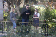 PEOPLE - Schauspieler Bob Saget turtelt im Disneyland